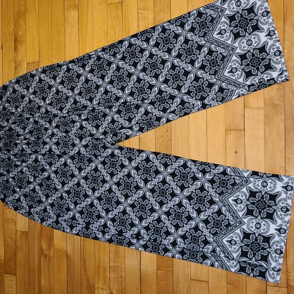 Denim 24/7 SIZE 18/20 BLACK, GRAY, AND WHITE PRINTED WIDE LEG PANTS. - Picture 1 of 8